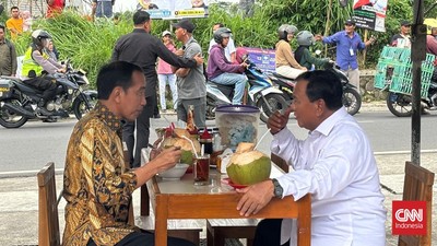 Jokowi Makan Bakso Bareng Prabowo di Magelang