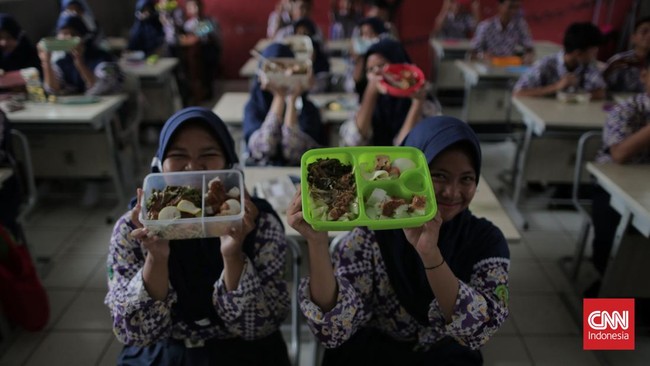 Prabowo Cerita Uji Coba Makan Gratis untuk Anak: Lauknya Dibawa Pulang 
