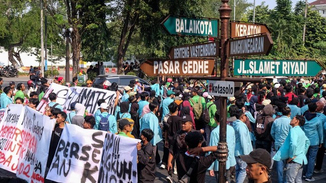 Demonstran di Depan Gedung DPR Malam Ini, Puluhan Pelajar SMA Hancurkan Halte