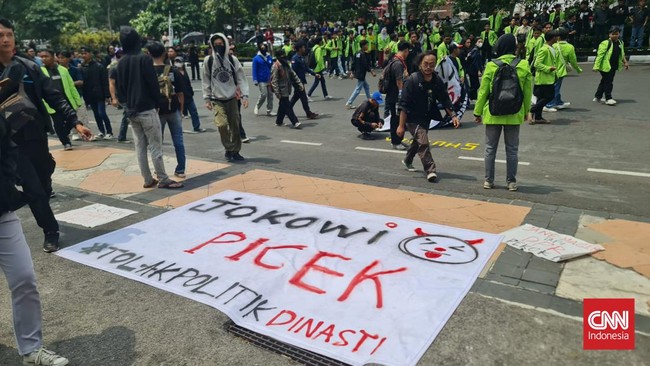 "Selamatkan Demokrasi, Selamatkan Konstitusi, Turunkan Jokowi"