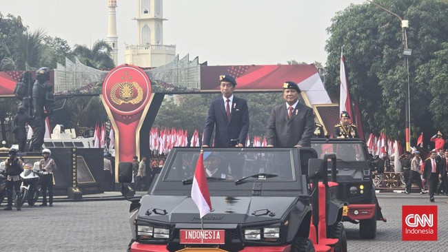 Jokowi Berbaret Brimob Naik Maung Bareng Prabowo saat Apel Pelantikan