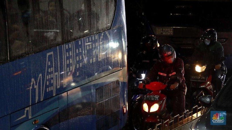 Penampakan Macet Gila Jakarta saat Hujan Deras di Jam Pulang Kerja


