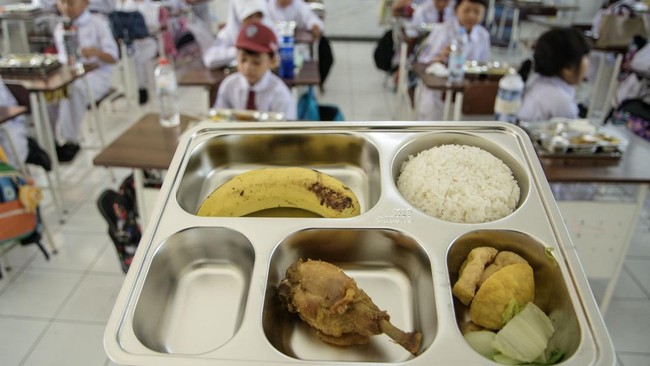 Makan Bergizi Gratis di Majalengka Disajikan Prasmanan, Murid Bawa Kotak Sendiri