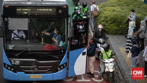 Daftar 15 Golongan yang Akan Gratis Naik Transjakarta, MRT dan LRT