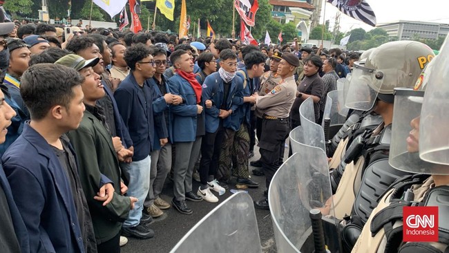 Demo Indonesia Gelap, Mahasiswa Semarang Lempar Kotoran Sapi dan Duduki DPRD Jateng