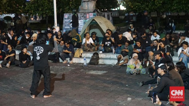 aliansi-jogja-memanggil-menginap-di-dprd-tunggu-revisi-uu-tni-batal
