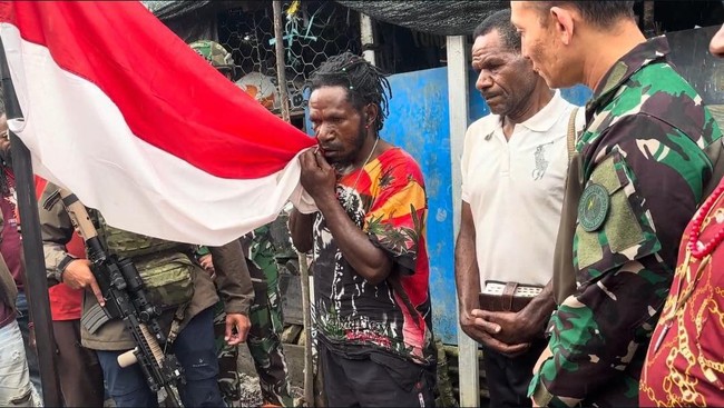 Cium Merah Putih, Eks OPM Minanggeng Murib Bersumpah Setia pada NKRI