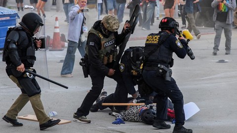 AS Makin Chaos, Trump Turunkan Pasukan Khusus Hadapi Demo Imigran