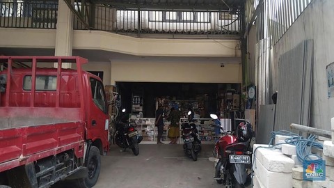 Toko Material Sepi-Stok Semen Cs Numpuk di Gudang, Pedagang Teriak