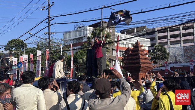 Aliansi BEM Surabaya Kibarkan Bendera One Piece di Gedung DPRD Jatim