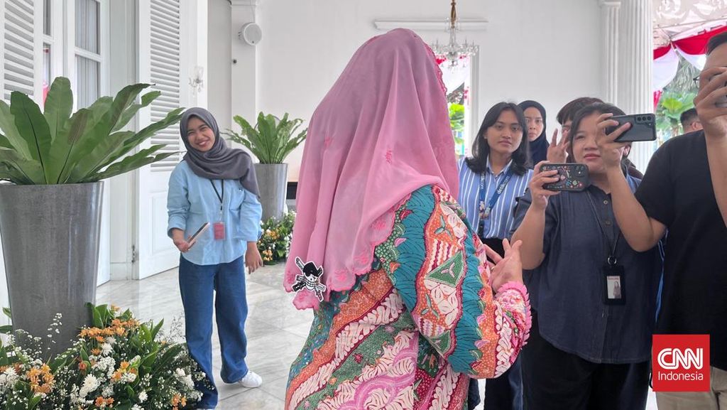 Yenny Wahid Pakai Emblem One Piece Saat Bertemu Pramono di Balai Kota