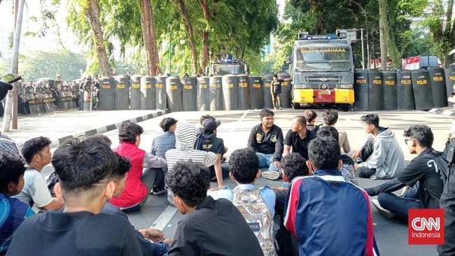 Polisi Bekuk 39 Orang saat Demo Tolak Tunjangan DPR di Medan