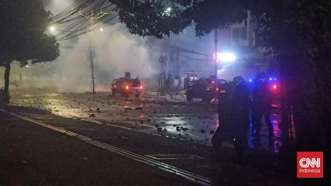 Massa Hendak Bakar Pos Polisi di Jalan Asia Afrika, Polisi Tembakkan Gas Air Mata