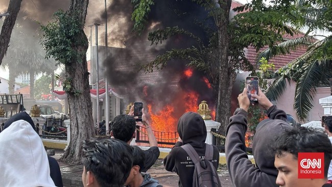 Tak Ada Penjarahan, Atrium Senen Dijaga Ketat TNI
