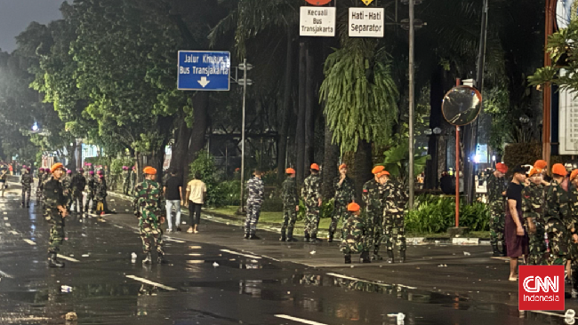 Marinir dan Kopasgat Bantu Pengamanan Demo di Kwitang