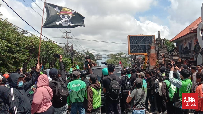 Massa Teriakan “Revolusi” Saat Bakar Gedung DPRD NTB