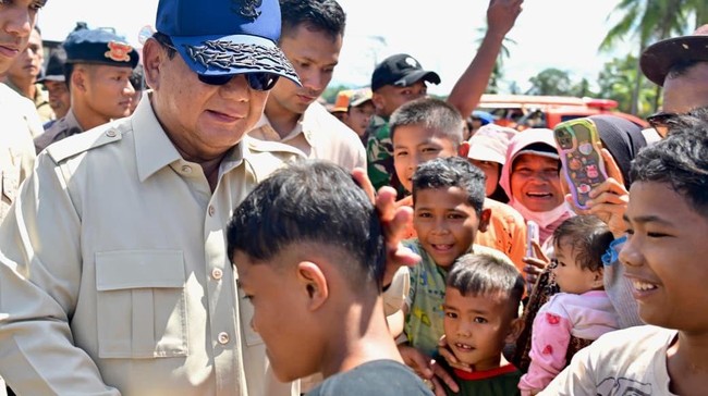 Malam Tahun Baru, Prabowo Nonton Layar Tancap Bareng Warga Tapsel