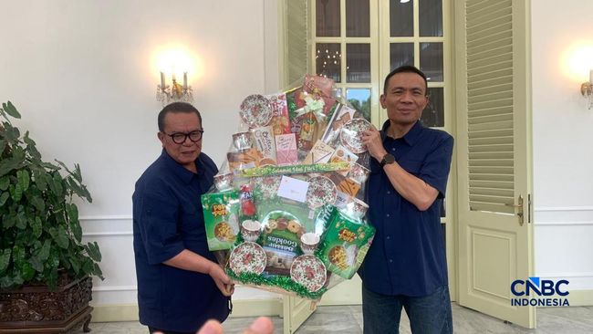 usai-temui-gibran-rismon-sianipar-dapat-parcel-besar-dari-istana