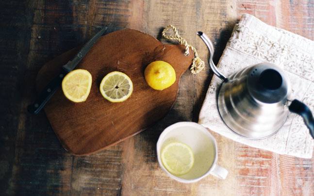 Minum Air Lemon Tiap Pagi, Supaya Lemak di Perut Nggak Ada Lagi