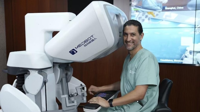 Pasien Kanker Di Maroko Dioperasi Dokter Prancis Remotely Dengan Robot Dari China