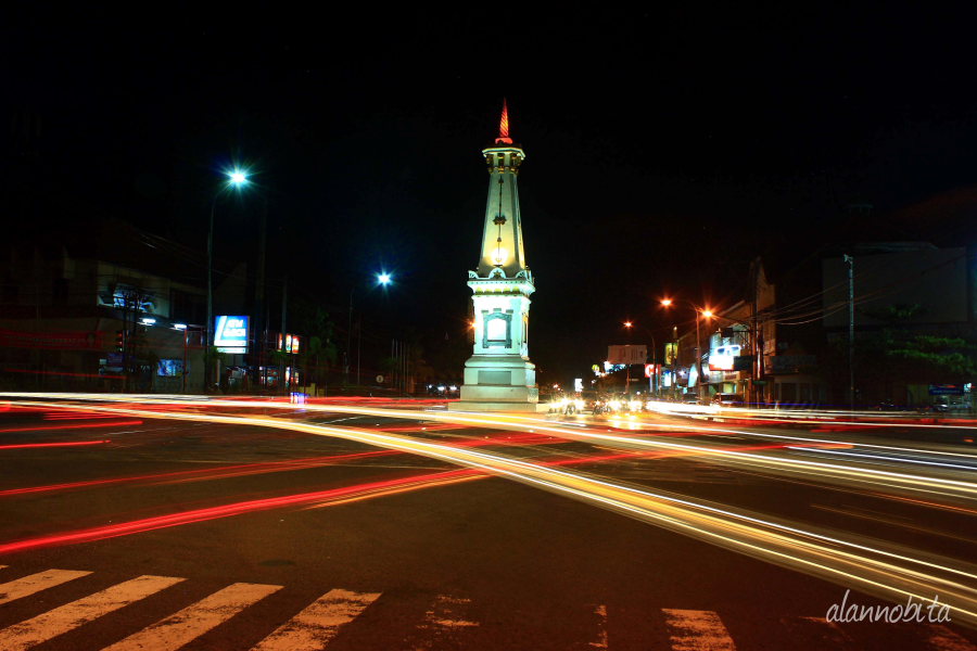 Tradisi Mubeng Beteng Abdi Dalem Keraton pada Malam 1 Suro