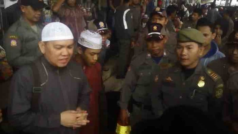 ramadan-fpi-kalsel-razia-pedagang-pentol