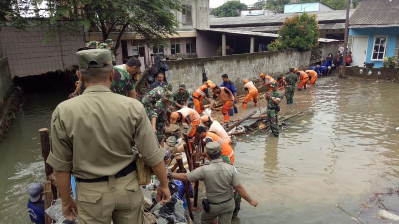 Anies Tulis Pesan Khusus untuk Pasukan Pelangi yang Tangani Banjir