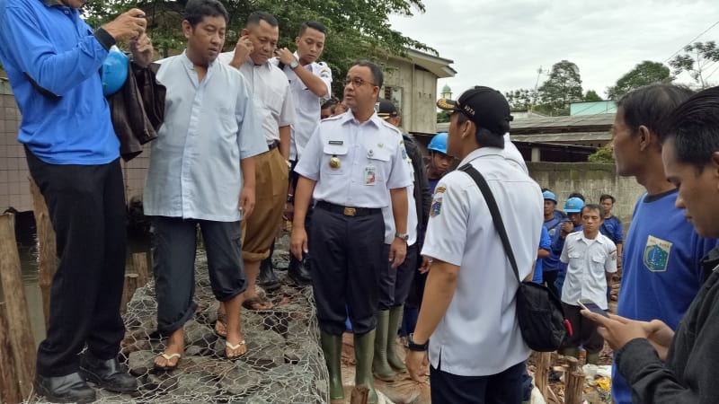Anies Baswedan Kembali Tinjau Tanggul Jebol di Jatipadang