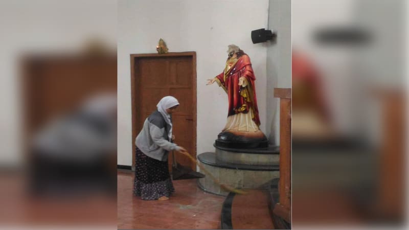 Kisah Perempuan Berhijab Bersihkan Puing Patung Yesus di Gereja Bedog