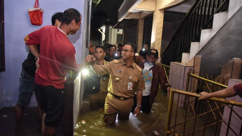 Anies Tulis Pesan Khusus untuk Pasukan Pelangi yang Tangani Banjir
