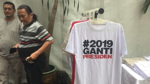 Kaus #2019GantiPresiden Dijual Rugi