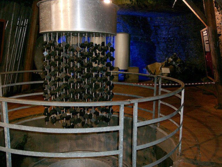 Misteri Uranium Kubus Dari Reaktor Nuklir Hitler