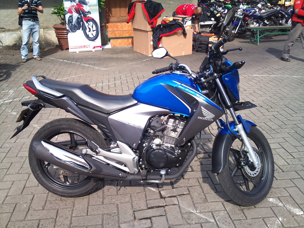 Pilih Honda VERZA 150 atau New Megapro?