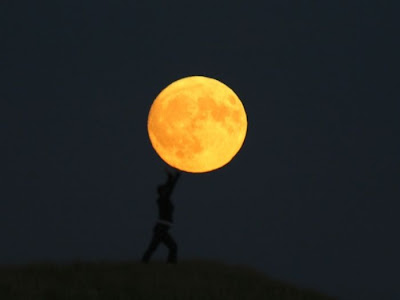 Foto seorang Wanita dan Pria dengan Bulan &#91; PIC &#93;