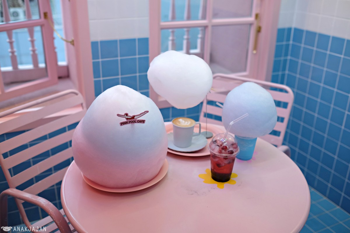 Nge-Pink Banget Kafe Ini