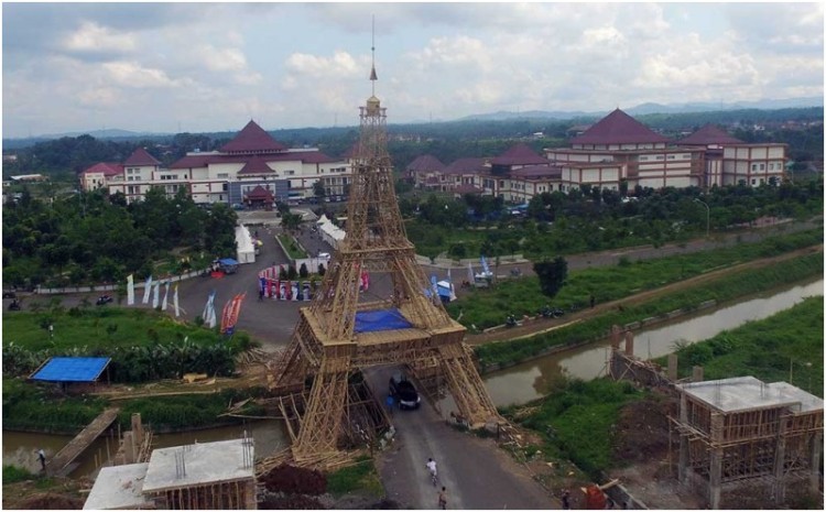 Keren Nih..!! Replika Menara Eiffel Ternyata Ada Di Tasikmalaya Gan