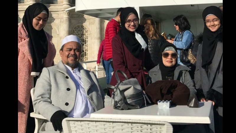 Rizieq Shihab Menetap di Arab Saudi, Bagaimana Dengan Ketujuh Putrinya?