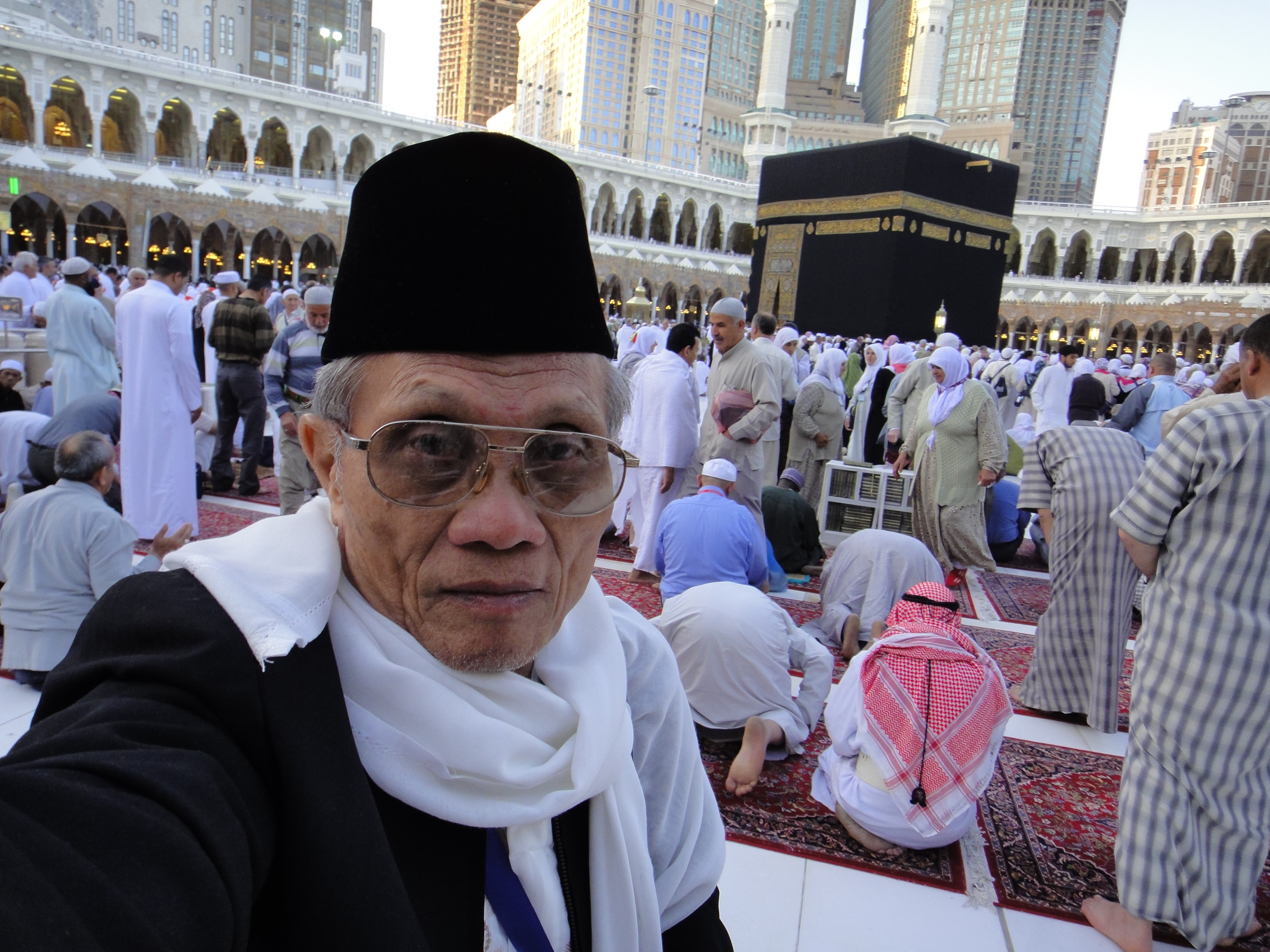 BOLEH GA SIH PAKE PAKAIAN BIASA DALEM MASJIDIL HARAM..??? INI PENAMPAKANNYA GAN.
