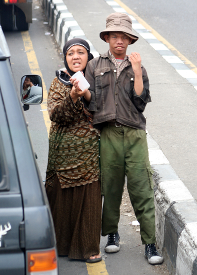 Stop Mengemis, Tapi Jangan Stop Bersedekah