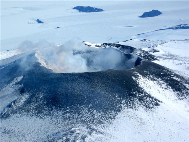 5 Danau Lava Paling Eksotis Didunia Yang Sangat Langka Ditemukan