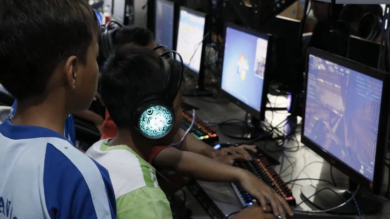 5 Hal Konyol Gamer Warnet yang Pasti Pernah Kamu Lakukan, Ngaku Deh!