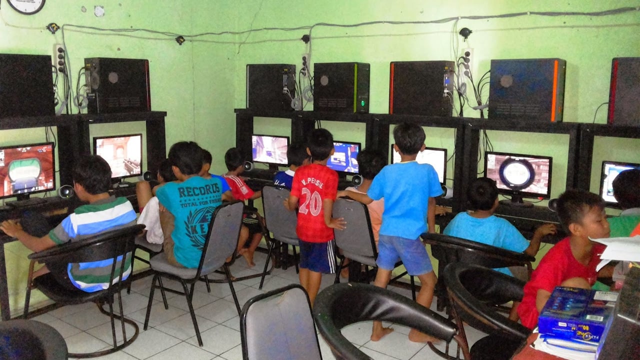 5 Hal Konyol Gamer Warnet yang Pasti Pernah Kamu Lakukan, Ngaku Deh!