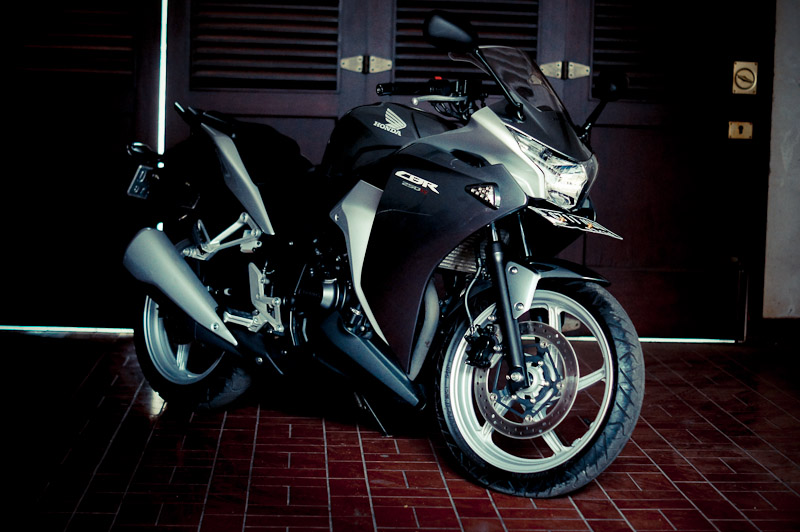 Honda CBR 250R non ABS warna Silver, KM 2900