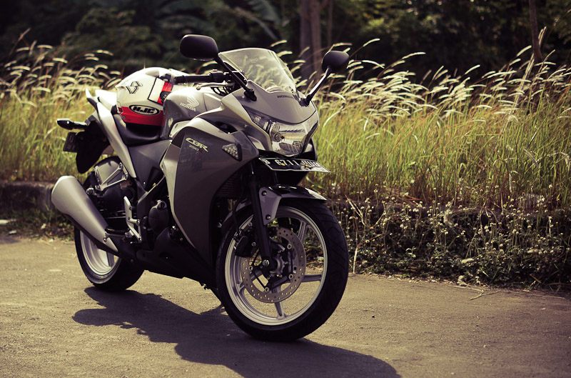 Honda CBR 250R non ABS warna Silver, KM 2900