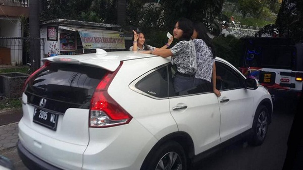 WOW Nyetir Mobil Di Tilang karena Tidak Memakai Helm, kok bisa?