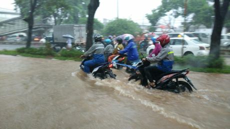 Heboh Yamaha Mio M3 125 narik Honda beat yang mogok kena banjir Siang ini.. 