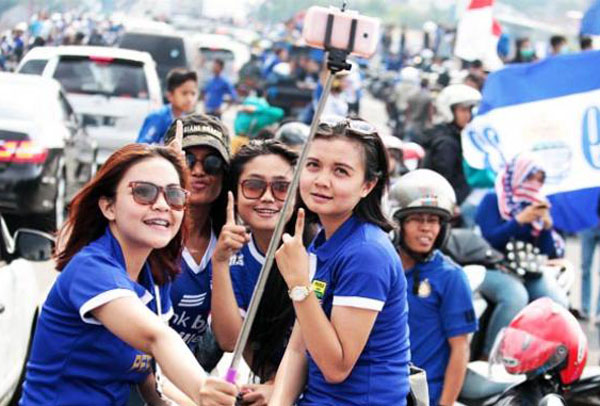 Tak Kuat Menahan Rasa Syukur, Bobotoh Dendangkan Lagu 'Terima Kasih Bapak Ahok' 