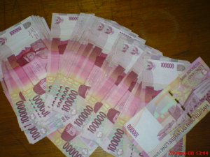 Berbagai Cara Orang Indonesia Simpen Duitnya Beserta Tingkat Keamaanya