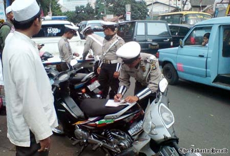 Asiknyaaaa Liat Orang ditilang polisi... hihihihihihihi