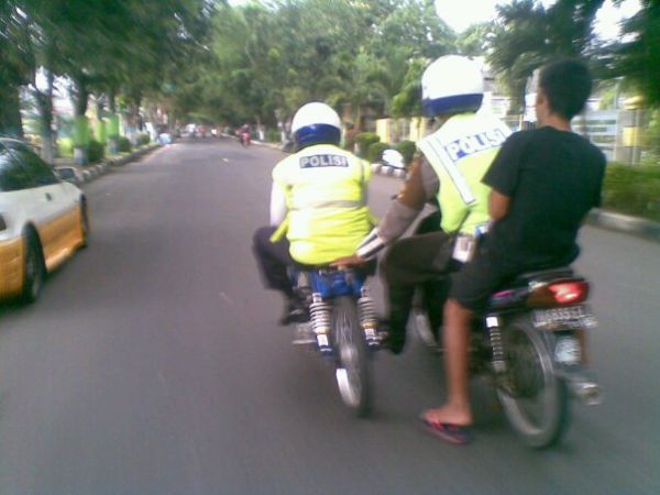 (Share video) Ngadepin Motor Lawan Arah Di Trotoar Jakarta Deket Bundaran HI :ngakak